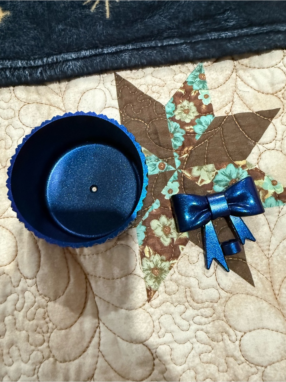 Boot and bow for tumbler